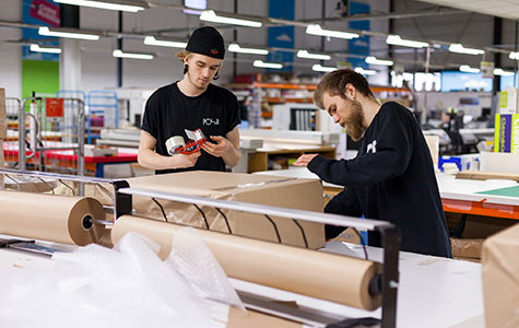 Inpakafdeling van Studentendrukwerk ,een drukkerij uit Groningen.